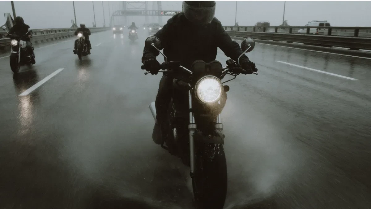 Accidentes de Motociclistas por Clima Otoñal en Kansas City: Derechos Legales, Seguridad Vial y Compensación 2026
