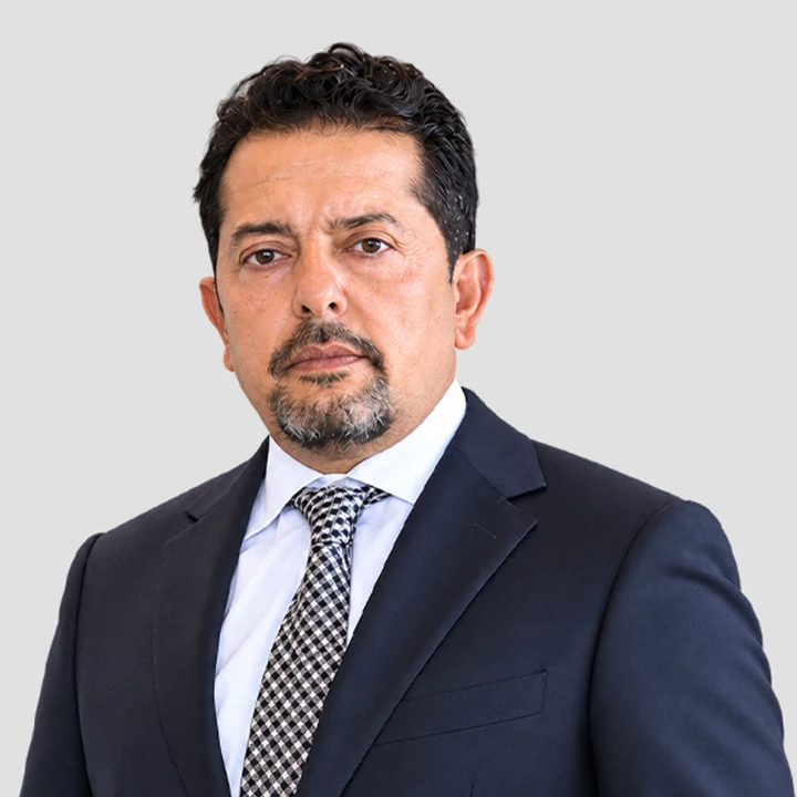 Abogado de lesiones personales negociando con aseguradora